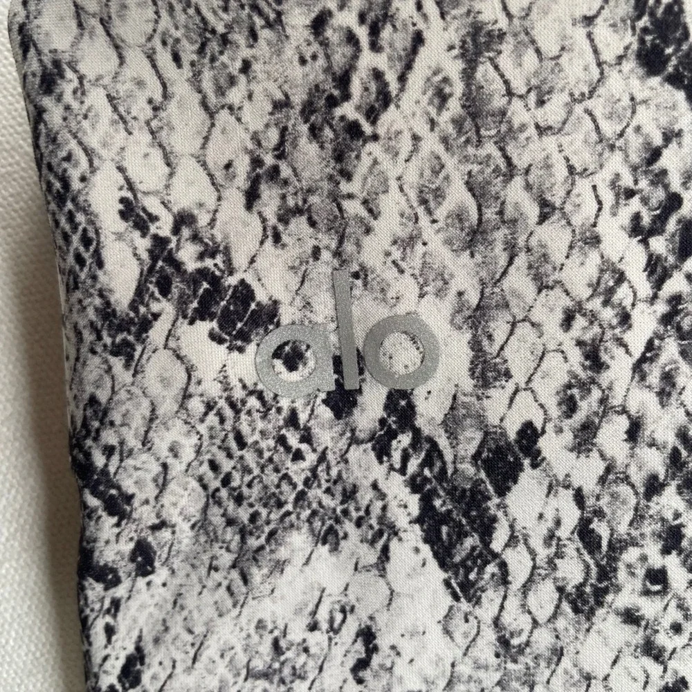 Alo Yoga Womens Airlift Grey Snakeskin High Waist Leggings Animal Print Size M